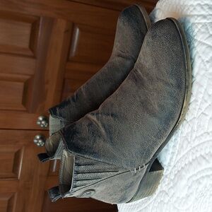 ❄️• Jessica Cline Textured Stylish Ankle Boots with Heel, Size 10, Like New